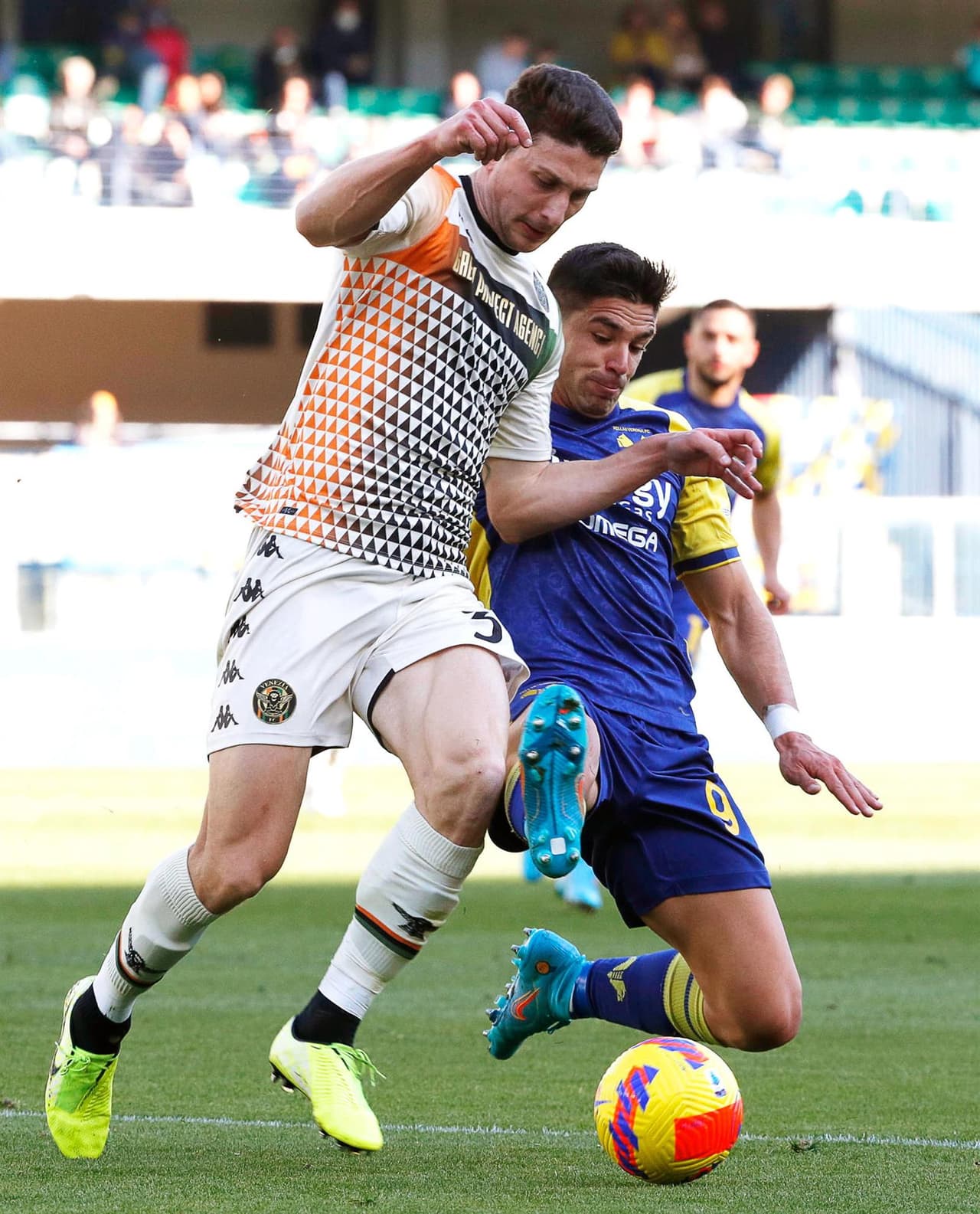 Gio Simeone le dio el triunfo a Verona con un hat-trick ante Venezia, quien sólo anotó un tanto en la J27 en la Serie A. David Okereke anotó el único tanto para el equipo contrario al 81'.