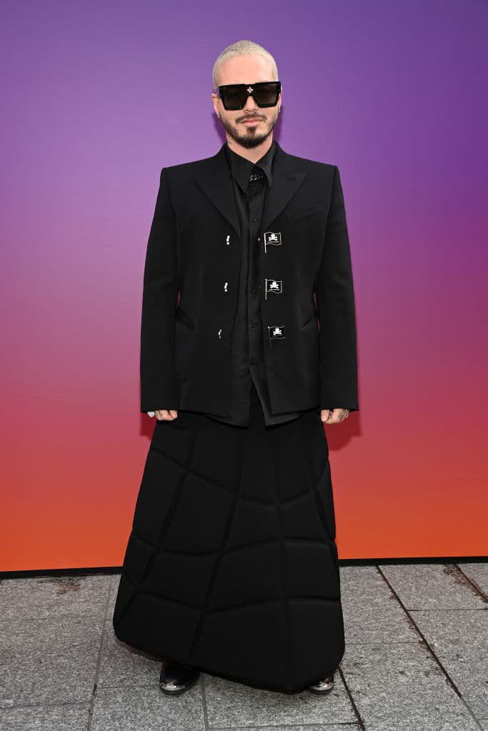 <b>J Balvin</b>
<br>El artista urbano sorprendió en enero de 2022 usando una falda en el desfile de Louis Vuitton para la colección de otoño.