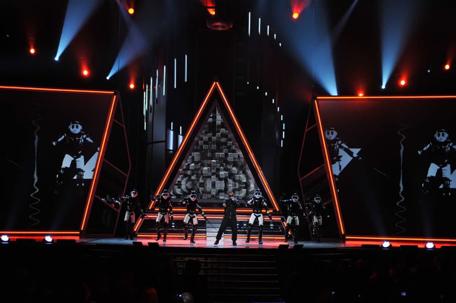 Este fue el escenario futurista en el cual Daddy Yankee cantó 'Descontrol', sencillo que pertenece a su álbum 'Mundial', el quinto de estudio de su carrera.