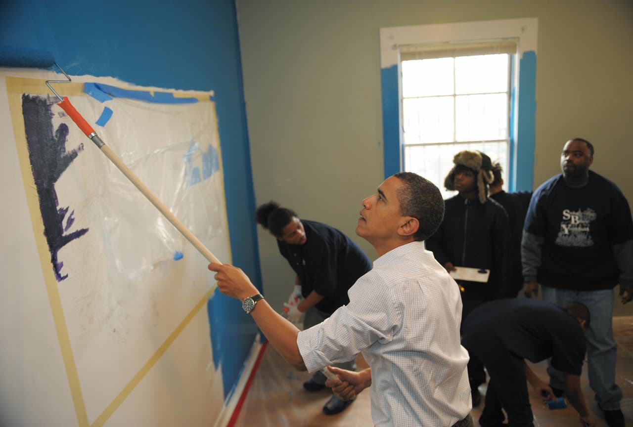 Obama colaborando en los arreglos de un hogar para desamparados en Washington, en enero de 2009.