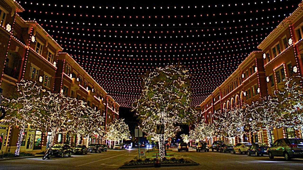 <h3 class="cms-H3-H3">Frisco Square</h3>
<br>🌟 Christmas in the Square regresa en su edición 19, con más de 180,000 luces y actividades musicales.
<br>📆 
<b>Fecha: </b>Del 22 de noviembre al 6 de enero.
<br>⏰ 
<b>Horario: </b>Abierto diariamente de 6 a 10 p.m.
<br>📍 
<b>Ubicación: </b>Frisco Square, Main Street y Coleman Boulevard, Frisco.
<br>
<i>*Se cobra por algunas atracciones.</i>
<br>
<a href="https://www.friscosquare.com/cits-overview">friscosquare.com/cits-overview</a>