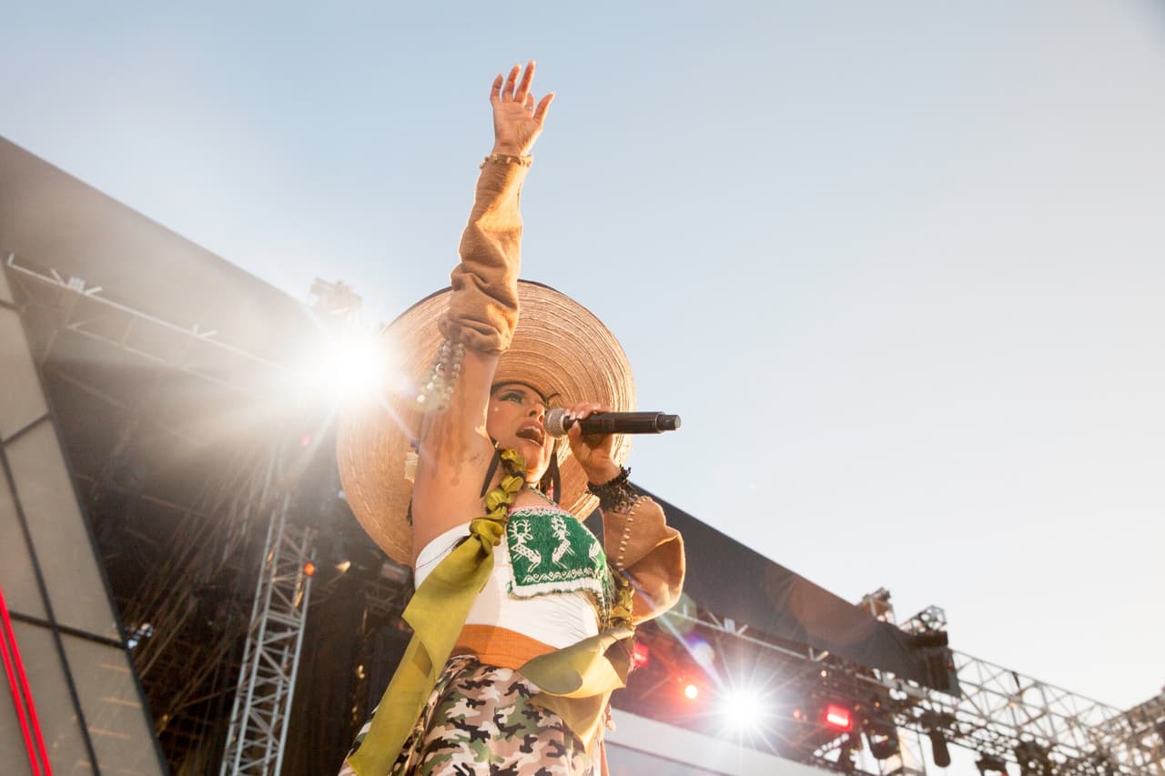 Lila Downs abrió su presentación en #RiseUpAsOne interpretando 'Zapata se queda'.