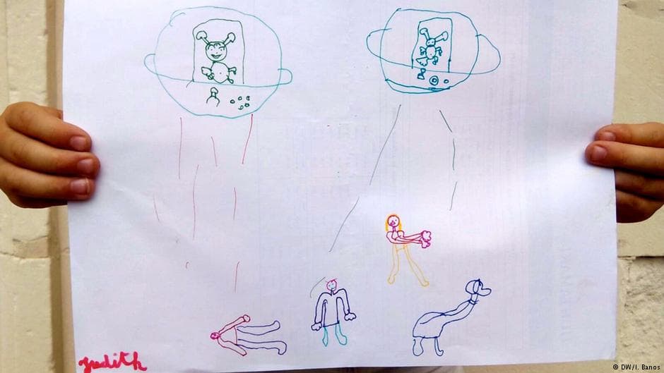 <b>Tragedia en la Tierra</b>. Judith (7 años) se pone muy seria al hablar del futuro de nuestro planeta. Está convencida de que todos podríamos estar muertos en 2067, inclyendo las mascotas. Los extraterrestres tendrían entonces oportunidad de conquistar la Tierra. Solo por si acaso no ocurriera así, Judith no quiere dilapidar los recursos naturales y utiliza por ambos lados las hojas de papel para dibujar.