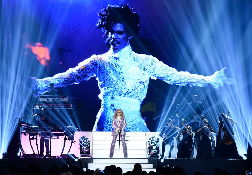 Madonna hace un espectacular homenaje a Prince