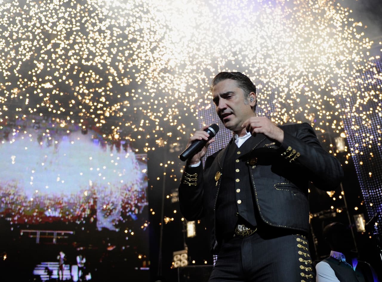 Alejandro Fernández cumplió 45 años y lo celebró en grande.
