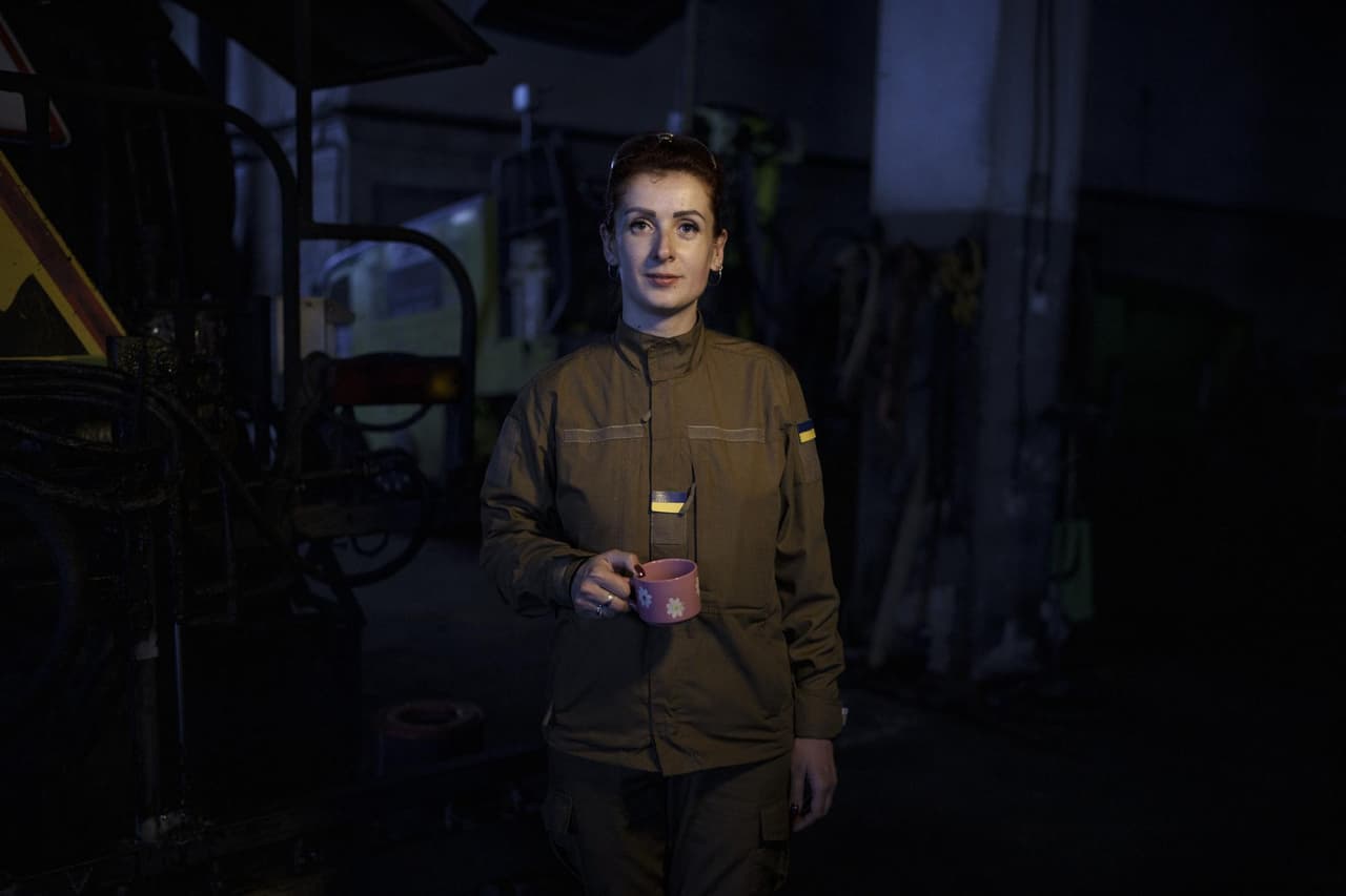 Valya Gromovytsya, de 36 años, se ha unido a la lucha con su marido, dejando a su hijo de 11 años con su abuela.
<b> "Quiero defender Kiev y echar a los rusos"</b>, dijo.
<br>
<br>