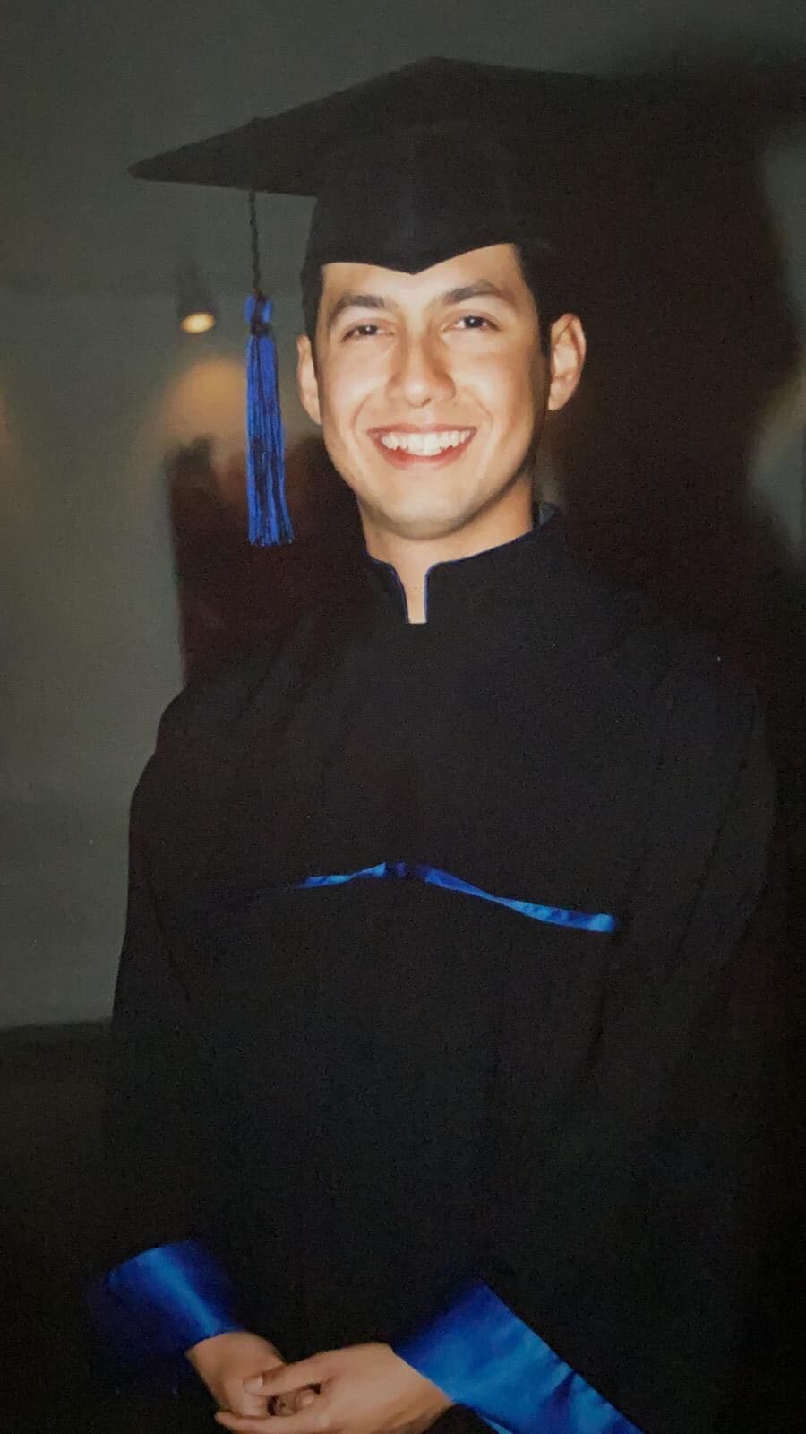 Luis Sandoval luchó para conquistar sus más grandes retos y así lucía de toga y birrete.