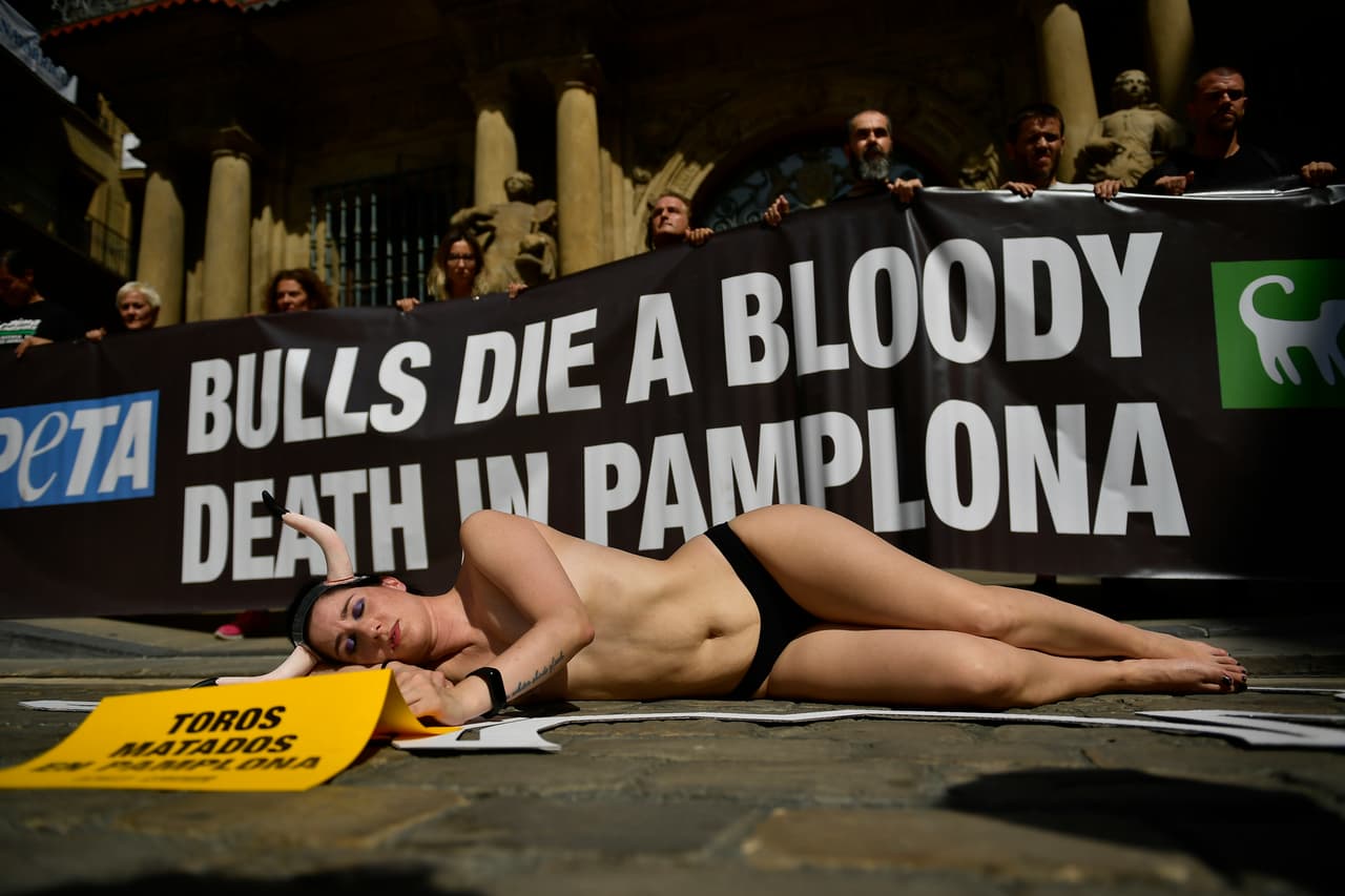"Los toros mueren en una muerte sangrienta en Pamplona", se lee en una de las pancartas. El tradicional festival de San
<br>Fermín comienza este 6 de julio en toda la ciudad.
<br>