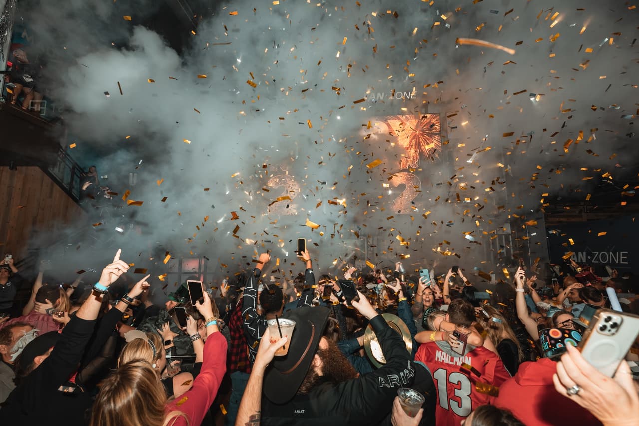 <b>Evento</b>: NYE – Hollywood Nights at Live! at The Battery Atlanta
<br>
<b>Fecha</b>: 31 de diciembre
<br>
<b>Lugar</b>: Live! at The Battery Atlanta. 825 Battery Ave SE. Atlanta, GA
<br>
<b>Sitio web</b>: 
<a href="https://batteryatl.com/event/nye-hollywood-nights-at-live-at-the-battery-atlanta/">https://batteryatl.com/event/nye-hollywood-nights-at-live-at-the-battery-atlanta/</a> 
<br>
<br>Obtén acceso exclusivo a todos los lugares y disfruta del inicio de la fiesta con este evento temático de Una Noche de Hollywood con decoraciones en todo el lugar.