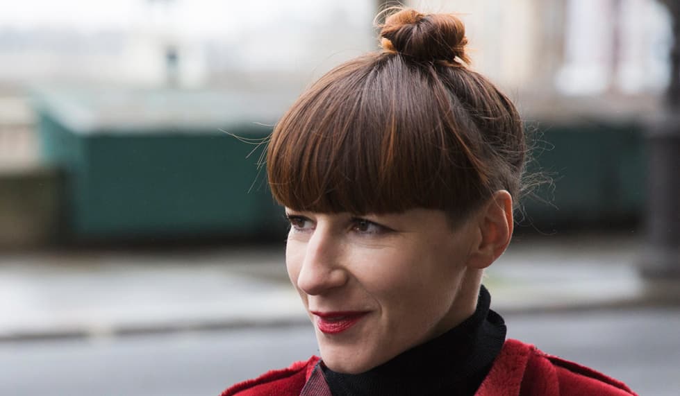 <b>Polvo. </b>Algunos tienden a hacer que la piel luzca reseca además de que penetra en las arrugas exagerando su apariencia. Úsalo en pequeñas cantidades –elije una fórmula
<a href="http://www.clinique.com/product/1594/6271/Makeup/Bronzers/Blended-Face-Powder-and-Brush">suelta</a> y
<a href="http://www.sephora.com/prisme-libre-P390722">traslúcida</a>– para reducir el brillo en nariz y barbilla. Y si no quieres añadir 10 años a tu apariencia, evita el área de los ojos. En cuanto a los polvos bronceadores, tampoco son muy recomendables, no reflejan demasiado la luz provocando que el rostro luzca avejentado.
<br>