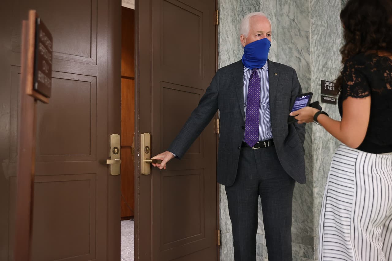 El senador por Texas, John Cornyn, no dedicó una mención a la Convención Republicana durante el día, sino que se dedicó a mostrar sus esfuerzos frente al huracán Laura. 
<br>
<br>"Si está en una área en riesgo, siga las indicaciones locales, tenga disponibles maneras para comunicarse en caso de emergencia y un plan de evacuación. [...] Mantente seguro, Texas", 
<a href="https://twitter.com/JohnCornyn/status/1298423888355958787" target="_blank">tuiteó</a>. 
<br>