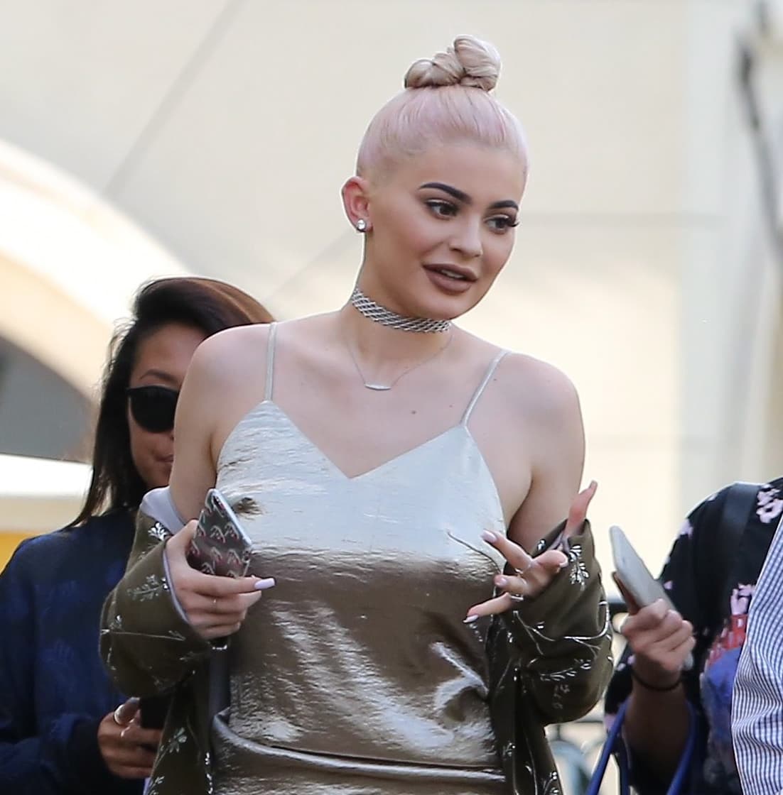 Aunque sus principales atributos es superar el exhibicionismo de su hermana Kim y eso la ha redituado en altísimos números de "followers" en las redes sociales. ¡Qué tal!