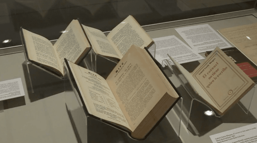 En la exposición se muestran primeras ediciones de 'El coronel no tiene quien le escriba' (1957), 'Cien años de soledad' (1967), 'Crónica de una muerte anunciada' (1981), y 'El amor en los tiempos del cólera' (1985), entre otras obras.