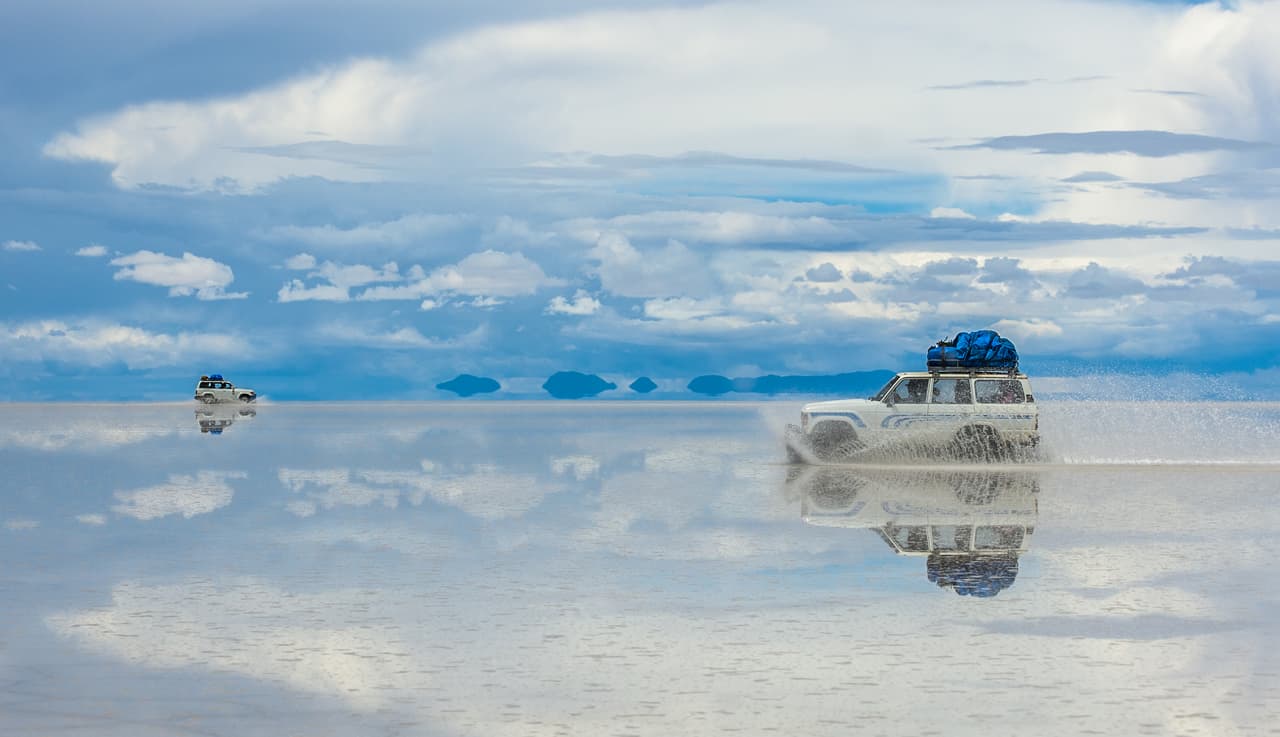 <b>Enero. El salar de Uyuni, Bolivia</b>.
<br>
<br>Los expertos de Condé Nast Traveler recomiendan para el primer mes del año una visita al salar más grande del mundo, ubicado en Sudamérica. Aunque siempre es espectacular, en
<a href="http://www.salardeuyuni.com/"><u>la temporada de lluvias que dura desde diciembre a abril</u></a> estas 4,000 millas cuadradas en la sierra boliviana se convierten en un espejo blanco gigantesco.
<br>
<br>De día parece que caminas por las nubes y de noche que vas flotando por la Vía Láctea. Los lugareños lo llaman el paraíso en la tierra.