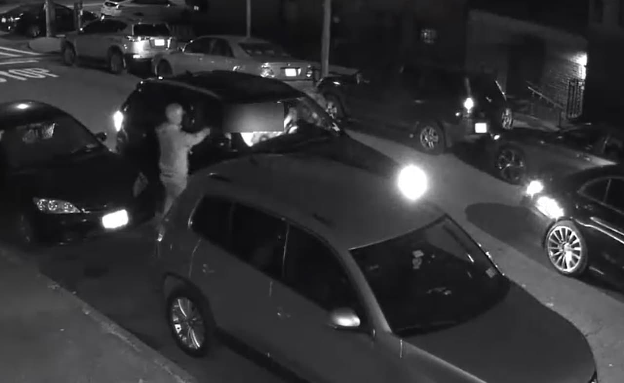 Sospechosos armados asaltan a 2 jóvenes que se encontraban en auto estacionado en el Bronx