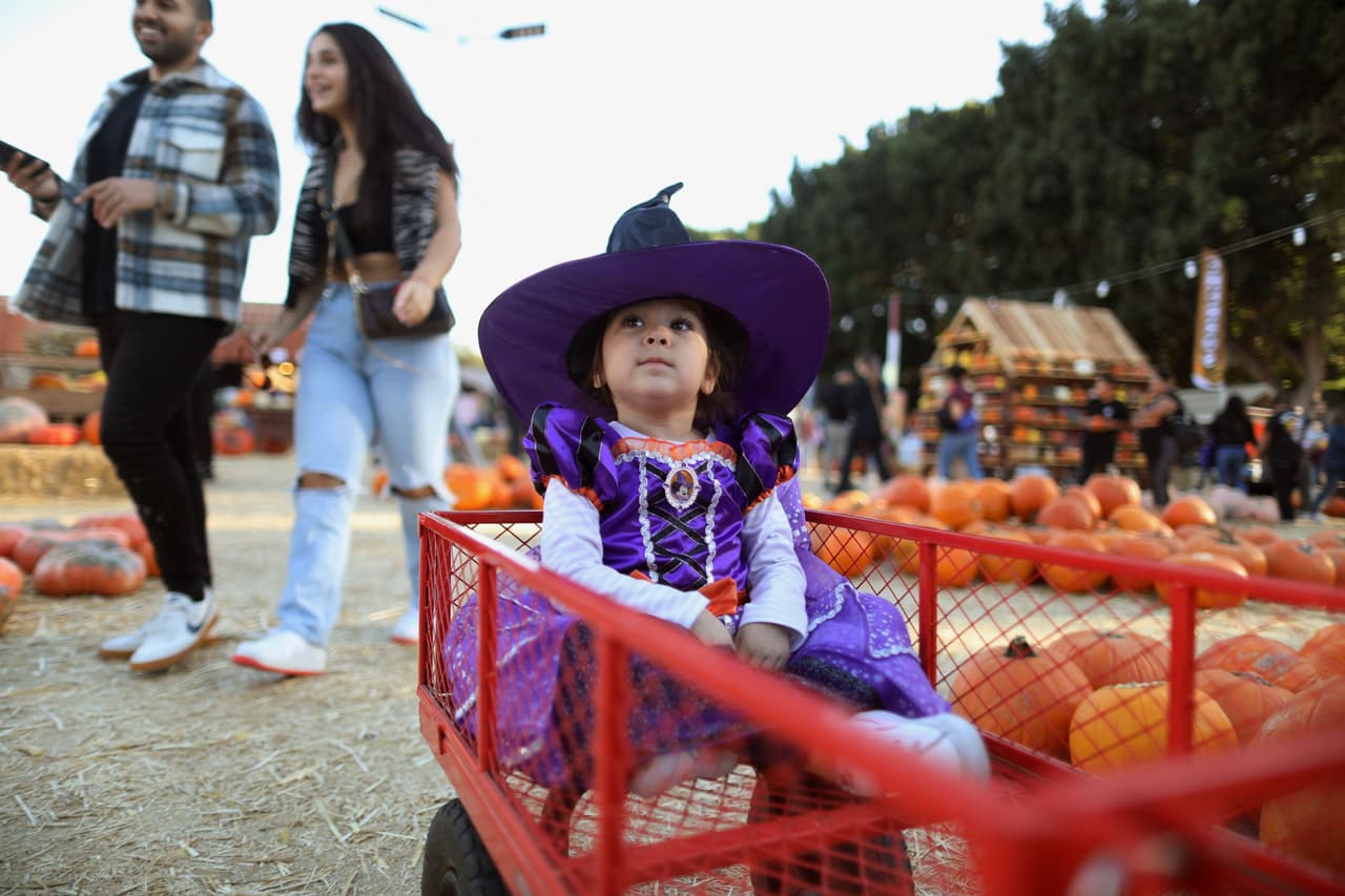 <b>Ropa visible:</b> Es importante que los niños utilicen ropa y disfraces con colores brillantes o elementos reflectantes para mejorar su visibilidad durante la noche.