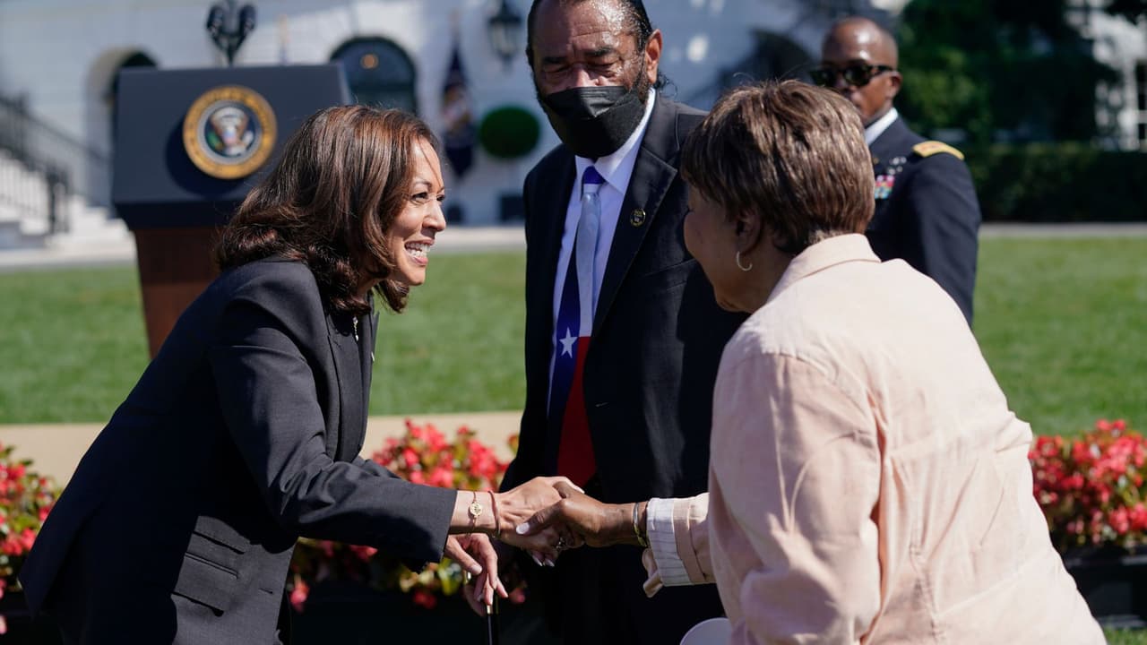 La vicepresidenta Kamala Harris estrecha la mano de la representante demócrata por Texas Eddie Bernice Johnson antes de la ceremonia en la que el presidente Joe Biden firmará un proyecto de ley bipartidista de 280.000 millones de dólares para impulsar la fabricación nacional de alta tecnología en el Jardín Sur de la Casa Blanca, el martes 9 de agosto de 2022, en Washington.