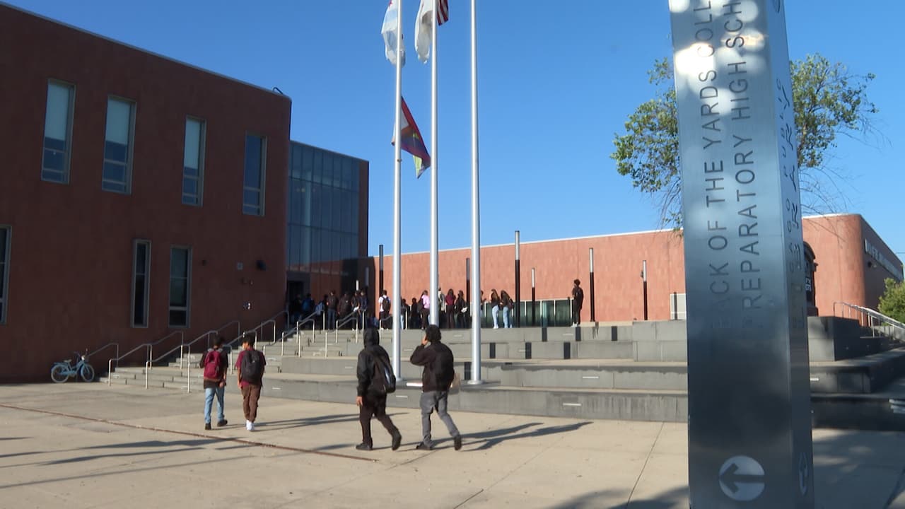 El tercer distrito escolar más grande del país se embarca en un "año de recuperación” tras la pandemia del coronavirus. Para aquellos que han dado positivo para el virus se indica que se queden en casa durante cinco días sin importar su estado de vacunación.