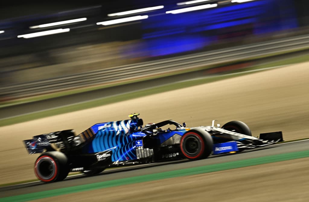 Lewis Hamilton y Mercedes Benz se llevan el Gran Premio de Qatar. El piloto británico logra superarlos y quedarse en la primera posición y por buen tiempo, seguido de Max Verstappen de Red Bull y, en esta ocasión, el español Fernando Alonso le rebató el tercer lugar a Sergio Pérez, quien se vio forzado a hacer doble parada y perder podio.