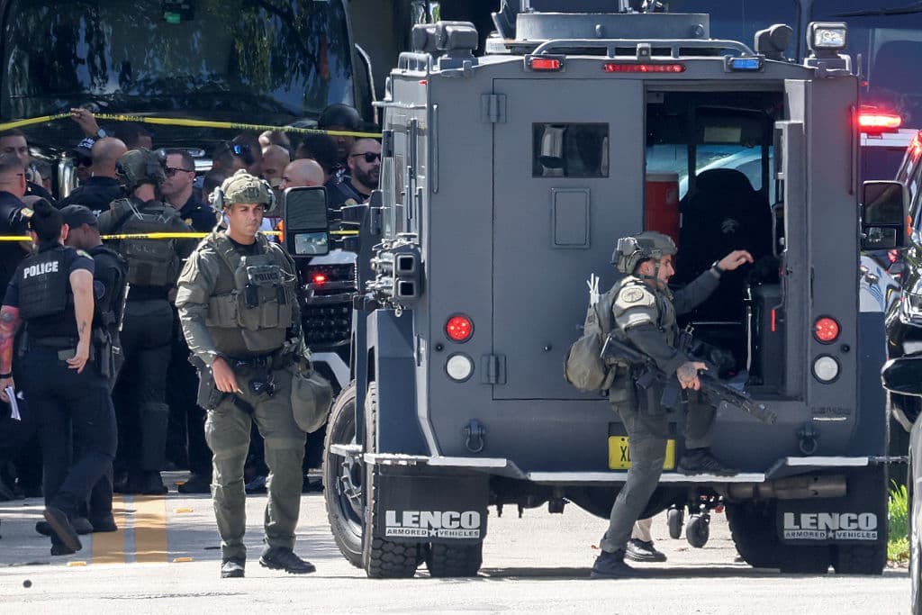 No se ha revelado la identidad de los 
<a href="https://www.univision.com/local/miami-wltv/dos-policias-de-miami-heridos-tras-tiroteo-noroeste-ciudad?daa" target="_blank">dos policías heridos en el suceso</a>.