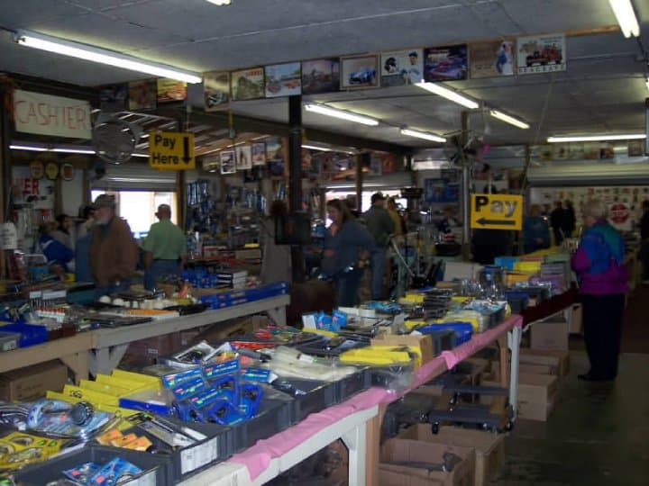 <h3 class="cms-H3-H3"><a href="https://www.facebook.com/unclebillsfleamarket/ " target="_blank">Uncle Bill's Flea Market </a></h3>
<br>
<b>5427 US Highway 74 / 441, Whittier | Abre los viernes de 9 am a 4 pm y sábados y domingos de 8 am a 4 pm</b>
<br>Se consiguen desde coleccionables hasta artículos para el hogar. Uncle Bill's está ubicado en Great Smokey Mountains.