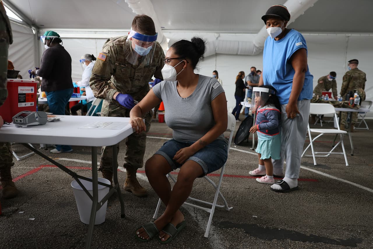 <b>Comienza la vacunación masiva en Estados Unidos. </b>
<br>
<br>A principios de febrero, la administración de Joe Biden impulsó la apertura de centros de vacunación masivos operados por FEMA, en colaboración con las autoridades locales y con el apoyo del Departamento de Defensa, que autorizó el uso de tropas militares para la administración de las inmunizaciones. 
<br>
<br>En la fotografía un soldado del Ejército inyecta a una mujer en el campus norte del Miami Dade College, en Miami, Florida, el 9 de marzo. 
<br>
<br>Sin embargo, para la fecha solo un poco más del 60% de la población del país se ha vacunado, un porcentaje muy bajo si se parte del hecho de que loas inmunizaciones están ampliamente disponibles y son gratis.
<br>
<br>
<a href="https://www.univision.com/noticias/politica/100-primeros-dias-de-la-presidencia-de-biden-fotos-fotos"><u>Vea aquí los primeros 100 días de Joe Biden en la presidencia en 100 fotografías</u></a>
<br>