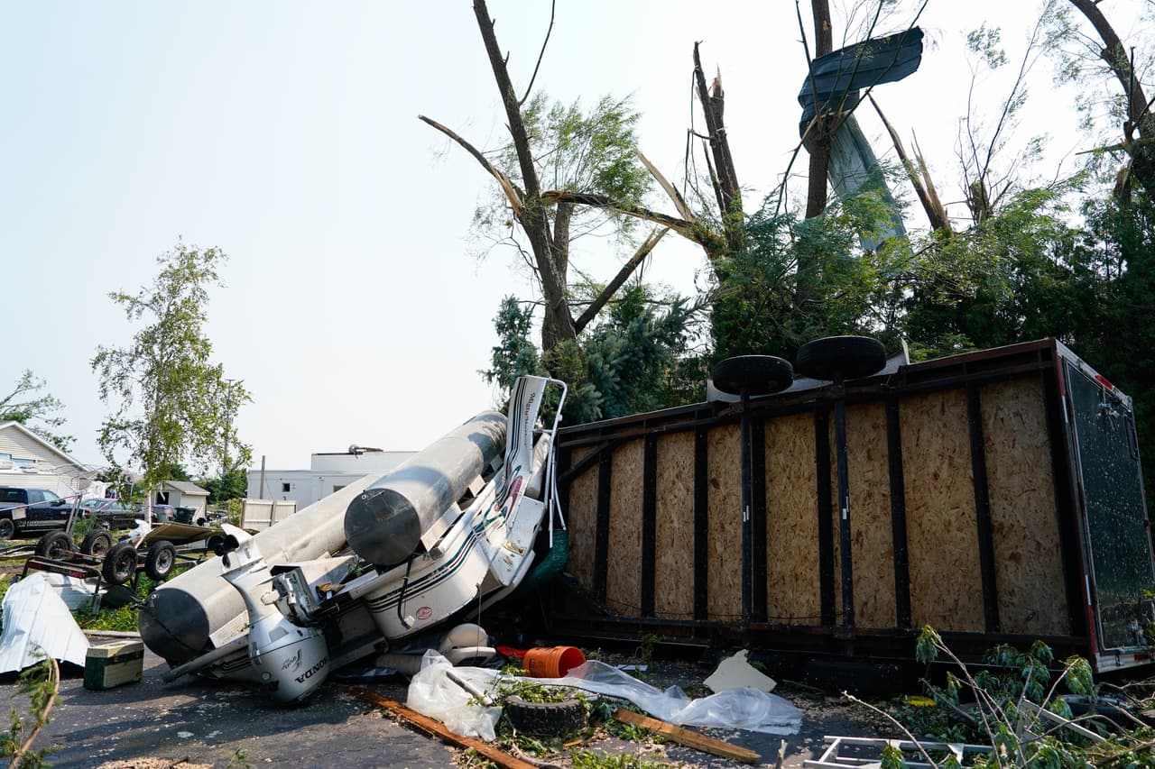 Hay escombros esparcidos por una calle tras el paso de un tornado el día anterior en Appleton, Wisconsin, el martes 28 de julio de 2026.
