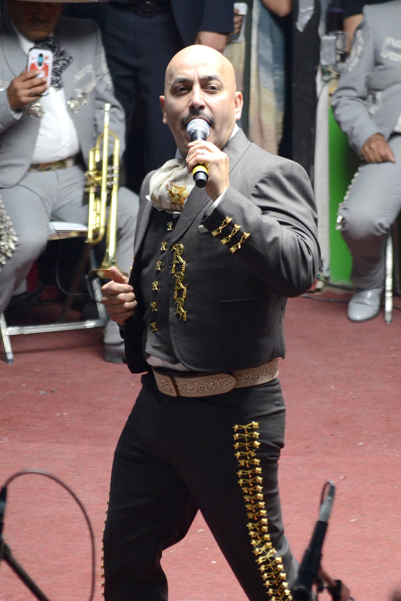 El asunto no solo escaló en los tribunales. En junio pasado, Lupillo Rivera 
<b>se unió a la exsocia de su exesposa</b> para ser parte de la publicidad de los productos que Daisy Cabral ofrece. Esto acentuó aún más la tensión entre el cantante y Mayeli Alonso. 
<br>