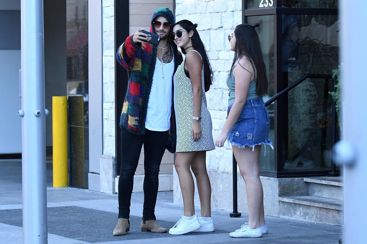 Y aunque trata de pasar desapercibido en la calle, sus fanáticos siempre lo reconocen y se toma fotos con ellos.