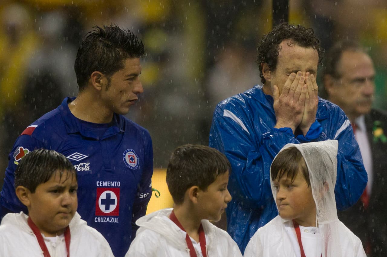 Gerardo Torrado no deja de llorar, sabe que su carrera está en el ocaso y que no tendrá otra oportunidad para levantar el título de la Liga MX.