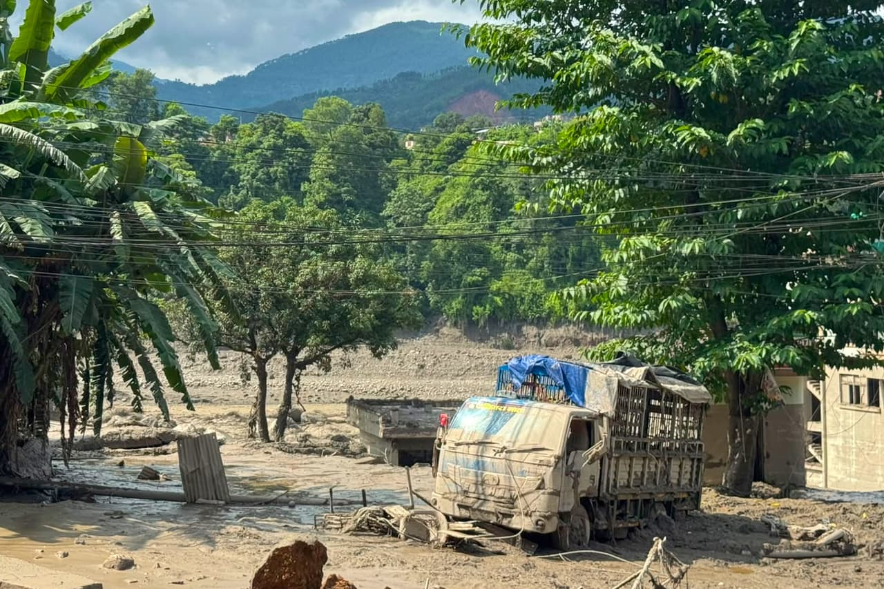 Un vehículo dañado que apenas se puede tener en pie después de la inundación.