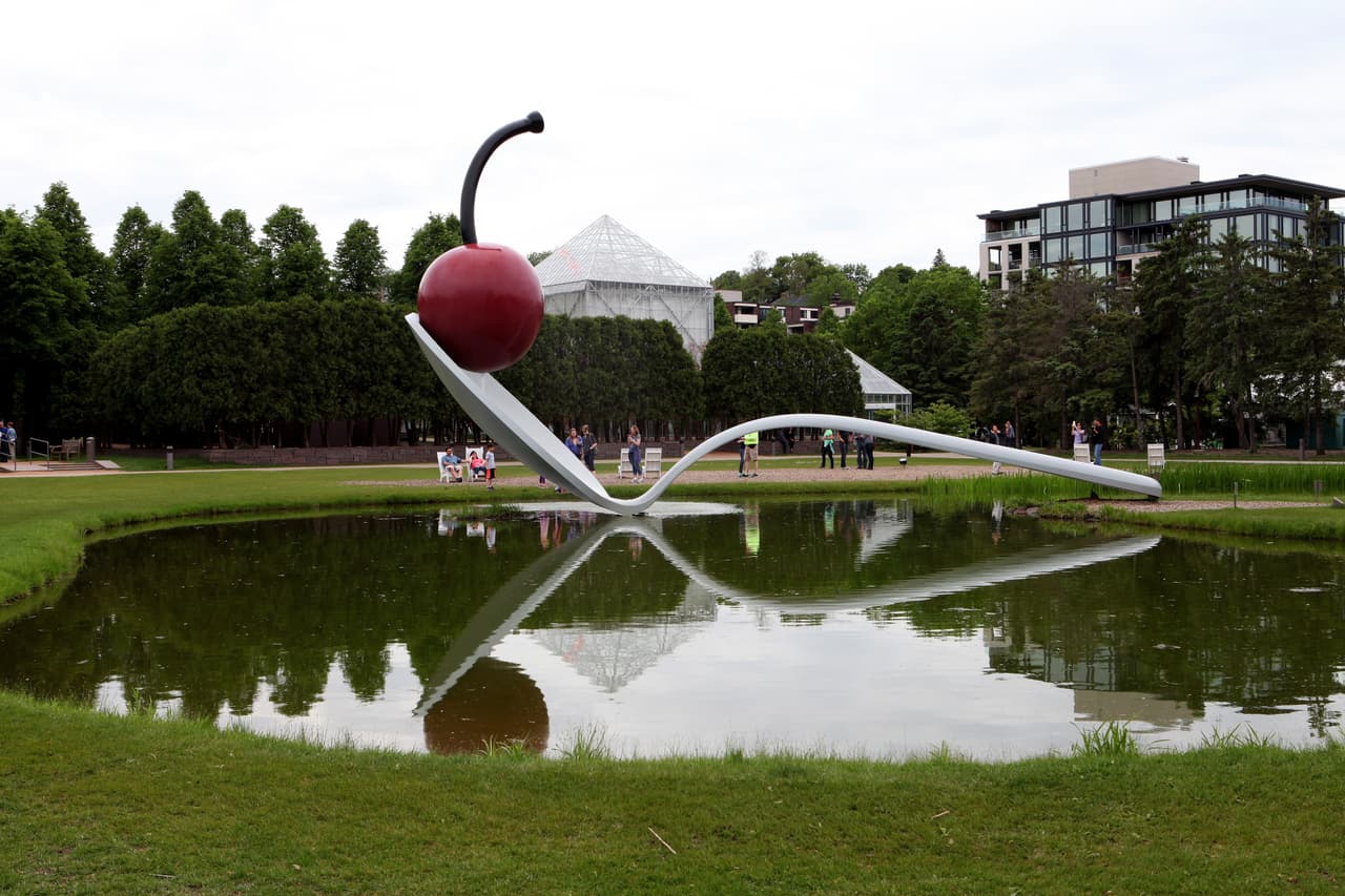 <i><b>Jardín de esculturas de Minneapolis.</b></i>
<b> </b>Una joya en el corazón del centro de esta ciudad de Minnesota. Ofrece una forma de conectarse con el arte moderno y contemporáneo mientras se mantienen las pautas de distanciamiento físico, además no se requieren reservas.