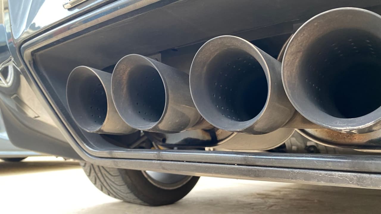 Los escapes laterales y de cabecera están permitidos si el resto del sistema de escape limita el ruido emitido por el motor y no aumentan el sonido más allá de los niveles máximos de decibelios que se describen a continuación.
<br>