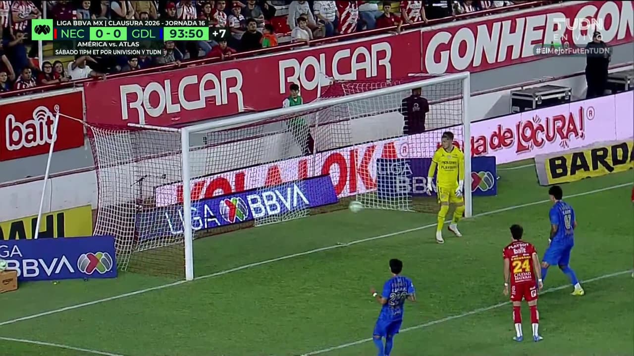 ¡Expulsión! El árbitro saca la roja directa a Alexis Peña.