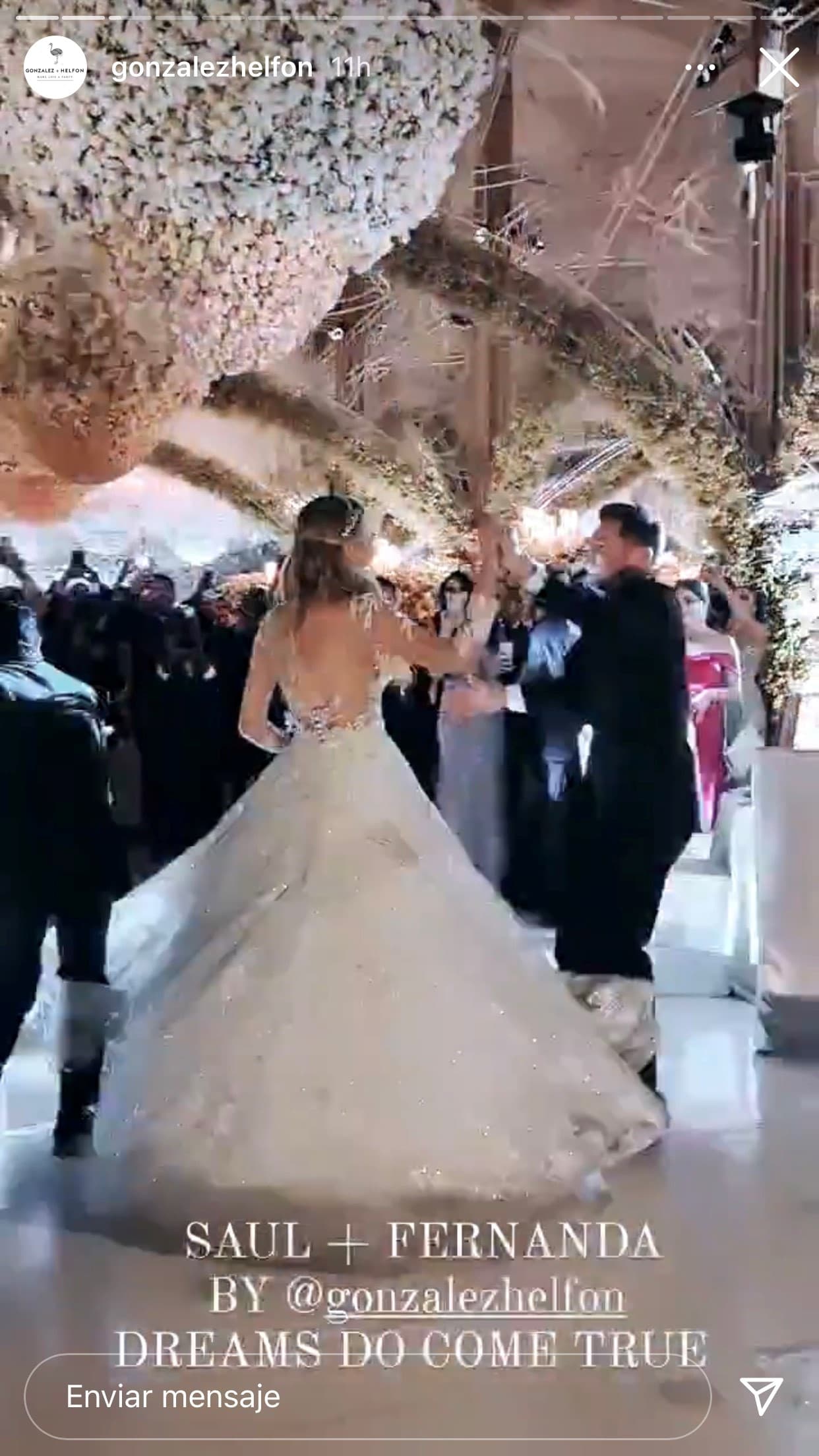 Como postre, había un volcán de chocolate con helado de vainilla o merengue servido con frutos del bosque acompañado de helado de coco. 
<br>