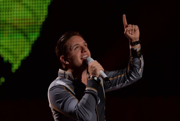 El Dasa preparó sus botas y entonó el tema que cantará en Premios Juventud.