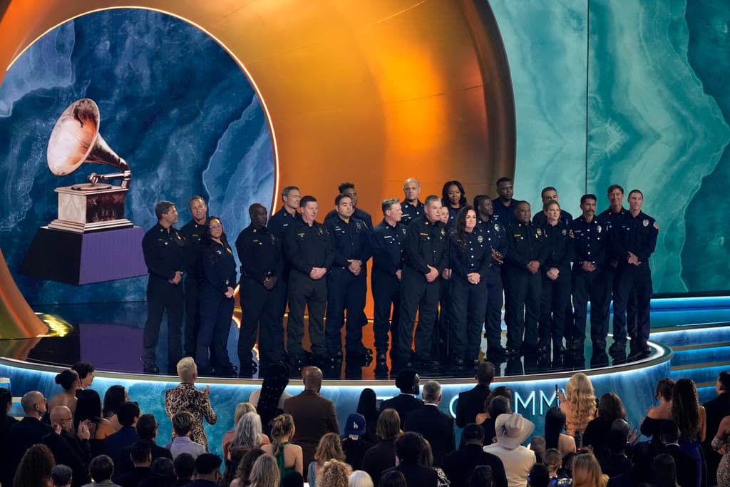 Miembros del Departamento de Bomberos del condado de Los Ángeles entregaron el premio al Álbum del año.