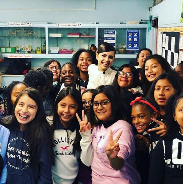 Los alumnos estuvieron muy contentos de poder conocer a su ídolo de Disney, Sofía se tomó fotos con ellos.