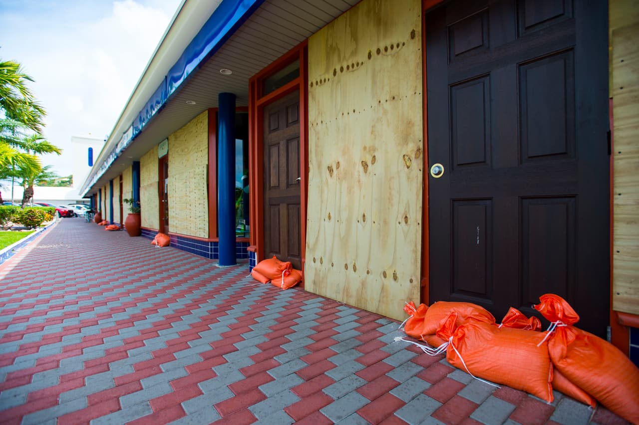 Ventanas de negocios protegidas con tablas en San Martin, isla francesa en el Caribe.
<br>