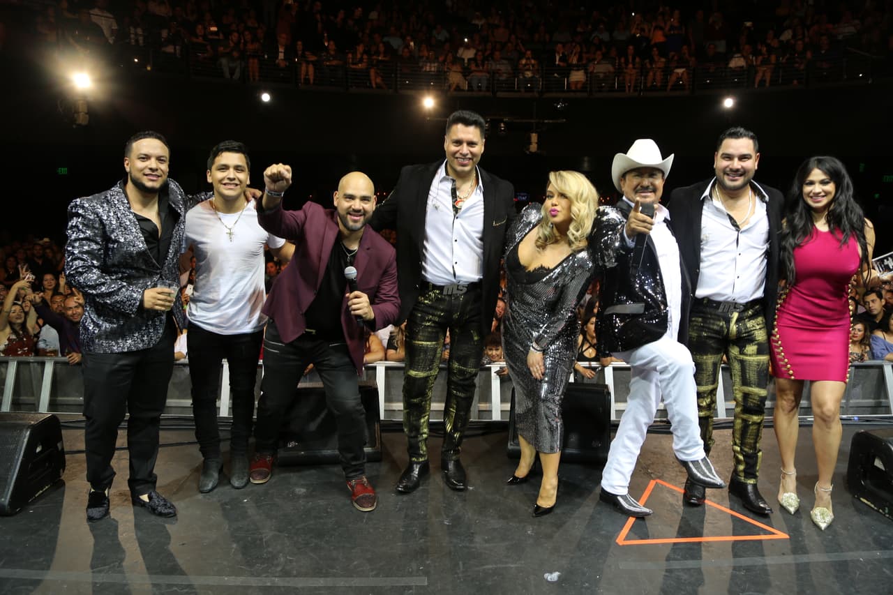 Una foto para la historia: Lorenzo Méndez, Christian Nodal, Raúl 'El Pelón', Oswaldo Silvas (Banda MS), Chiquis Rivera, El Feo, Alan Ramírez (Banda MS) y Carla Medrano.
<br>