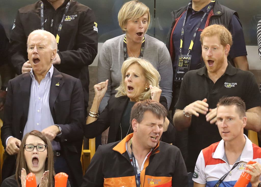 En 2017,
<b><a href="https://www.univision.com/shows/sal-y-pimienta/kamala-harris-y-jill-biden-fueron-vestidas-por-disenadores-latinos-la-noche-del-triunfo-de-joe-biden-video"> Jill y Joe Biden</a></b> asistieron a los Invictus Games que se llevaron a cabo en Toronto, Canadá.