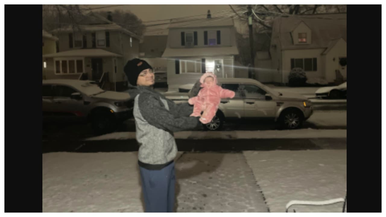 "Mi primera nieta con un mes y medio con mi hijo Diego su primera nevada". 
<br>Autor: Adalyn Depeña