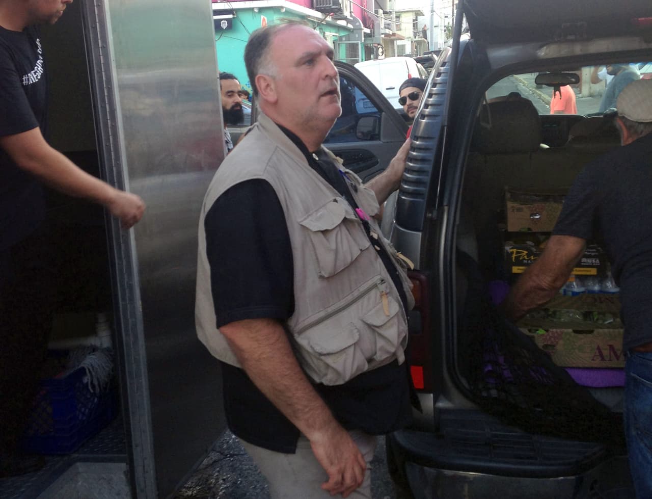 El premiado chef
<b> José Andrés</b>, con restaurantes en las principales ciudades de Estados Unidos, viajó a Puerto Rico poco después del
<b><a href="https://www.univision.com/temas/huracan-maria">paso del ciclón María</a></b>. Tiene una relación estrecha con la isla desde hace años y ofreció de manera gratuita comida y bebida a los isleños durante semanas. Sirvió al menos 100,000 comidas. "Es difícil ver que yo puedo comer, y dormir, y beber agua fría, y ver que hay tantos amigos que
<b>no saben ni dónde está su gente</b>",
<a href="https://www.univision.com/shows/noticiero-univision/con-lagrimas-en-los-ojos-el-chef-espanol-jose-andres-reparte-comida-entre-los-puertorriquenos-video">dijo</a> en plena crisis en la isla. Durante días –incluso durante semanas– miles de puertorriqueños en la diáspora estuvieron sin noticias de sus familias en el Caribe, donde se perdieron la mayoría de comunicaciones. Centenares de puertorriqueños viajaron a algunos puentes de San Juan, donde llegaba
<a href="https://www.univision.com/shows/noticiero-univision/falta-de-comida-y-comunicacion-obligan-a-habitantes-de-puerto-rico-a-dejar-la-isla-tras-el-huracan-maria-video?layoutType=flex">una débil señal de teléfono</a>, para intentar avisar a sus familiares de que estaban vivos y estaban bien.