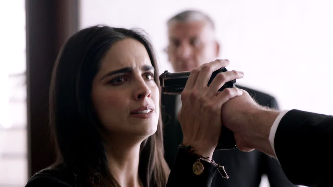 Iniciamos nuestro top 10 de mujeres bellas y letales con la temible '
<b><a href="http://www.univision.com/series/rosario-tijeras">Rosario Tijeras</a></b>', sin duda ella es una mujer llena de coraje y fuerza, la vida la ha hecho así, pero es de alma noble y buenos sentimientos.