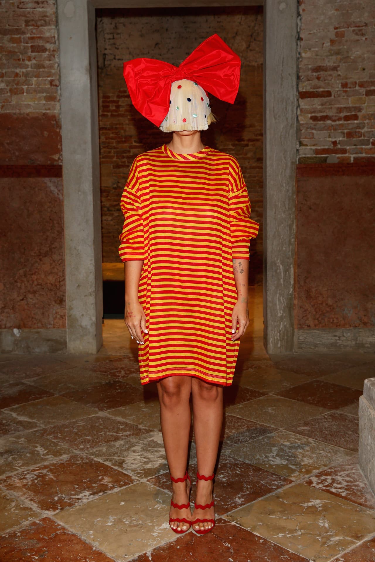 Sia es conocida no sólo por sus éxitos musicales, sino por su particular forma de vestir. La cantante y compositora australiana suele esconder su rostro del ojo público con pelucas que le tapan por completo la cara.