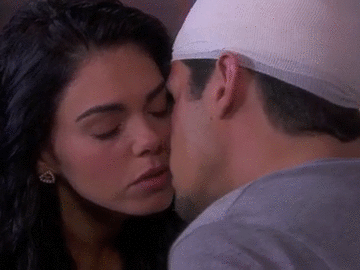 La sorprendió con un beso arrebatado, pero Fiorella no se dejó. Hasta cerró muy fuerte sus ojos. Dulces, apasionados y robados, sea como sean Fiorella ha tenido muy buenos besos.