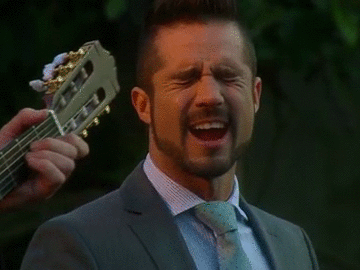 Después de la serenata llena de tanta pasión por parte de Pedro, lo único que faltaba ver era un dulce beso entre los dos.