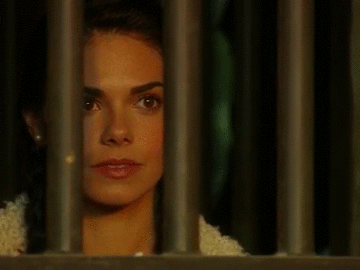 Fiorella lo veía fijamente y seguro pensaba en culminar ese momento con un encuentro entre sus bocas.