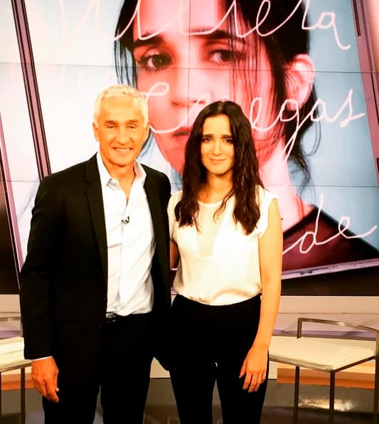 Julieta también se tomó un tiempo esta semana para platicar con Jorge Ramos sobre su nuevo disco, 'Algo Sucede'.