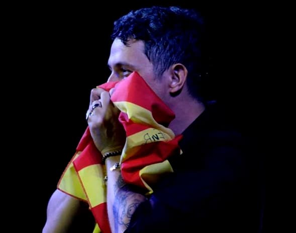 Alejandro Sanz también fue nominado a Latin GRAMMY, esta semana parece que estuvo llena de emociones para el cantante, tan sólo hay que ver con qué amor abrazó sobre el escenario la bandera de su amada España.
